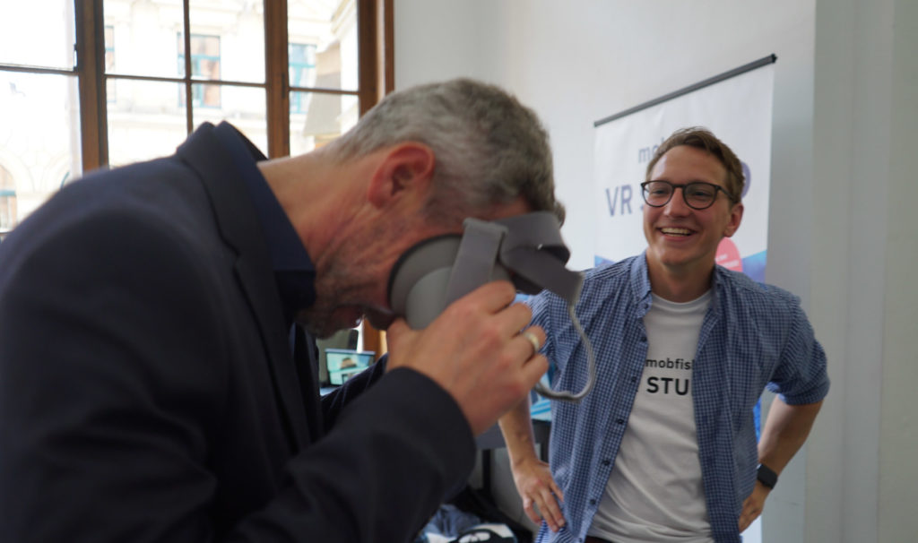 Ein Mann setzt eine Oculus GO auf