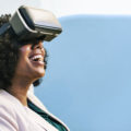 Eine Frau mit einer VR Brille auf dem Kopf